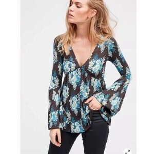 Free People Speak Easy Gray Blue Floral bubble sleeve tunic top - size Med